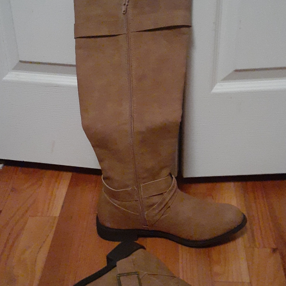 Boots - Picture 3 of 4